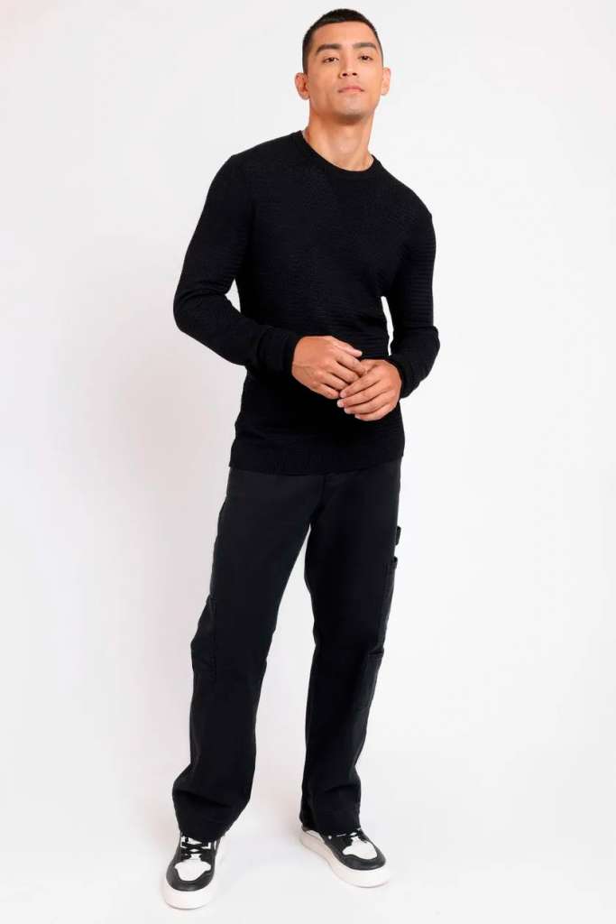 modelo com suéter e calça pretos