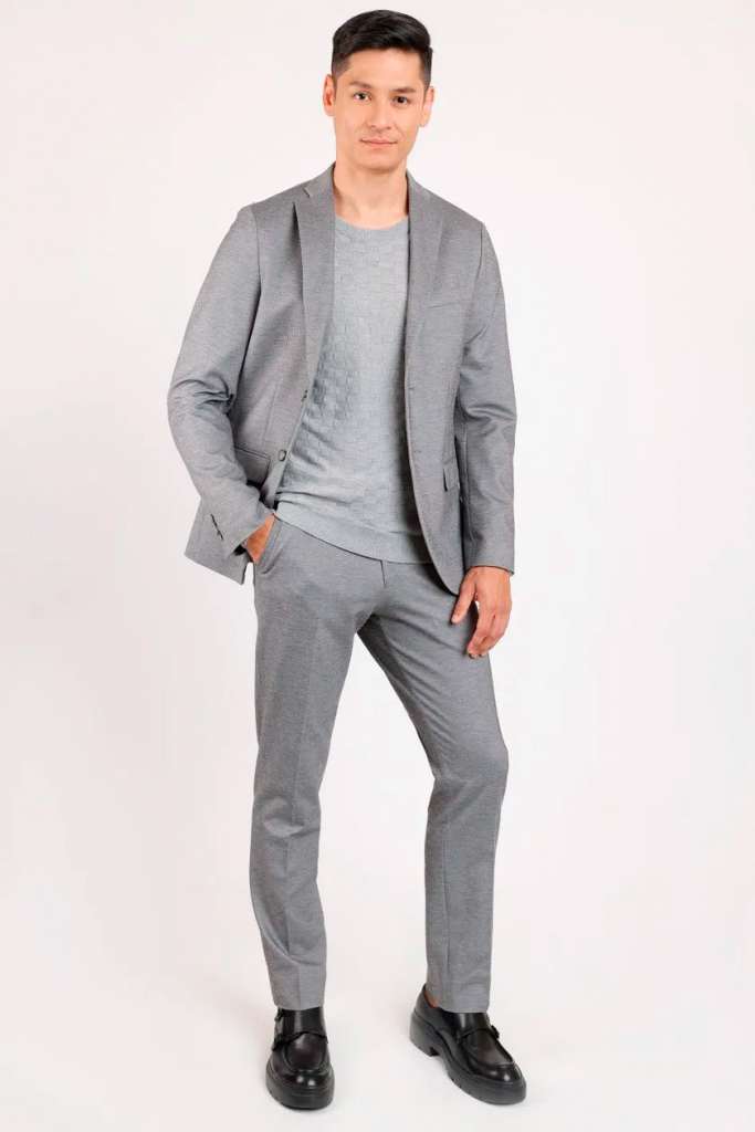 modelo com blazer cinza