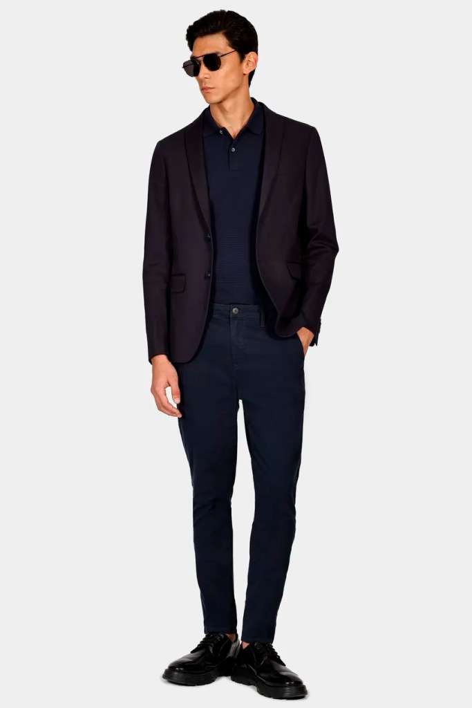 modelo com terno preto