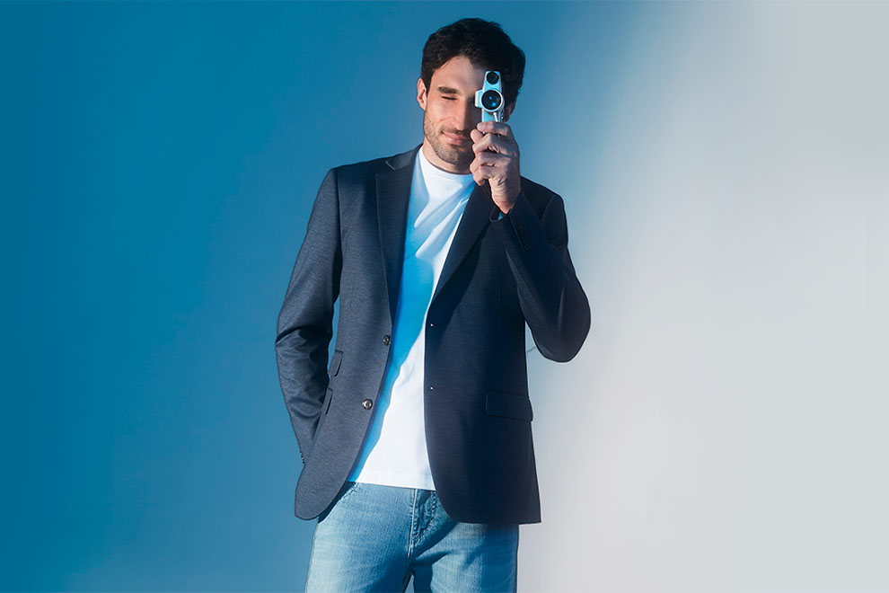 Modelo usando blazer e segurando um relógio