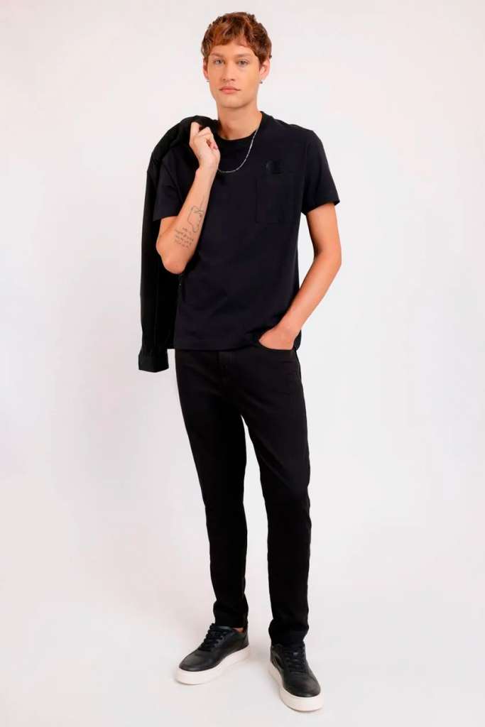 Modelo em look casual com camiseta preta