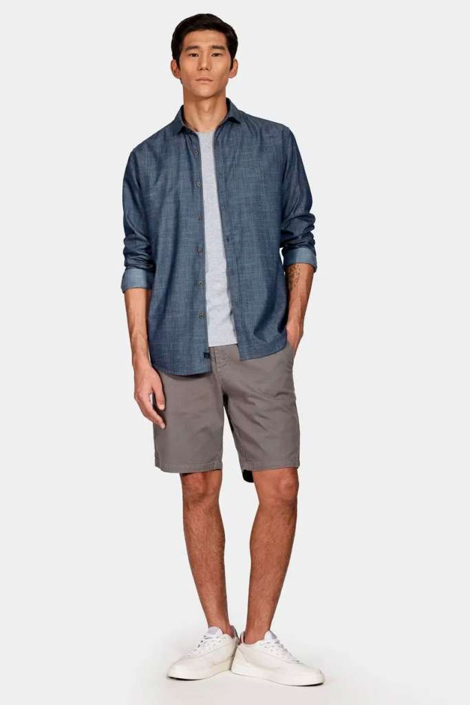 Modelo masculino usando camisa e shorts confortáveis
