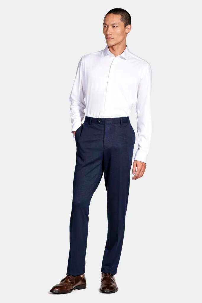modelo com calça de alfaiataria azul