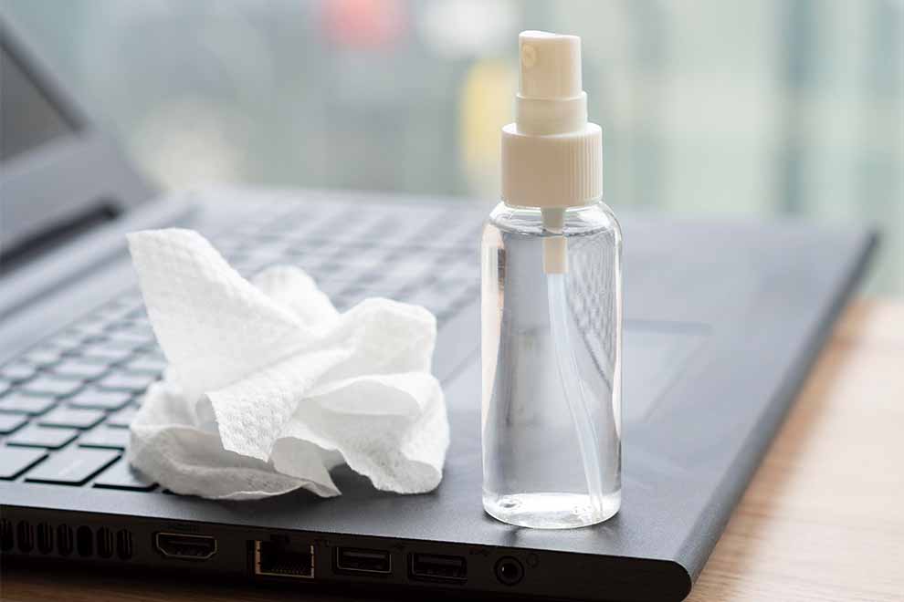 produto de limpeza em cima de um notebook