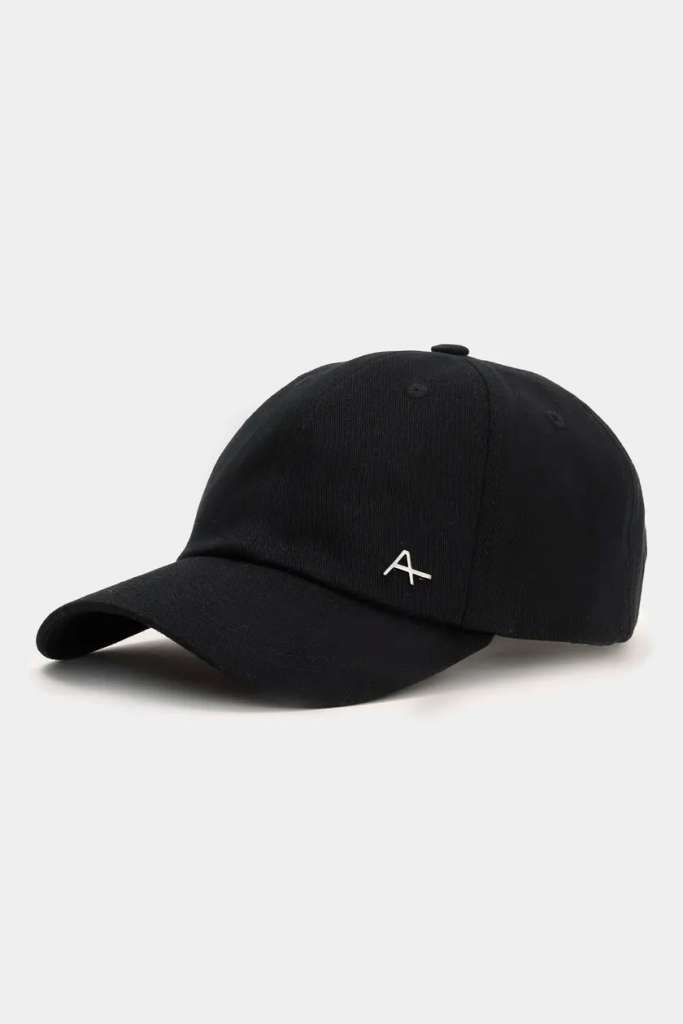 Boné preto com logo discreto em branco