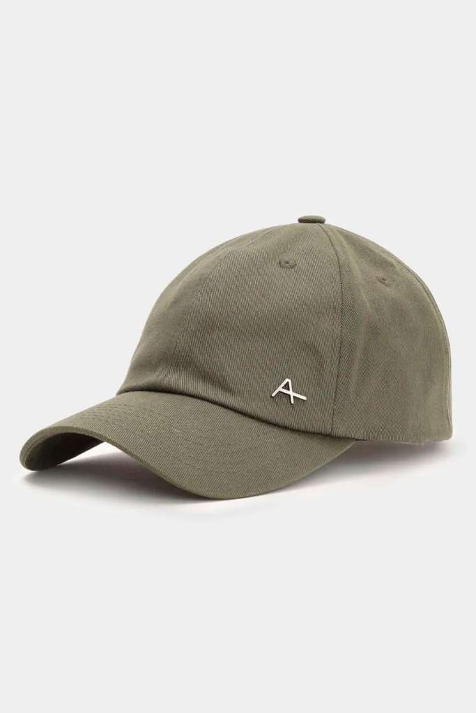 Boné verde com logo discreto na frente