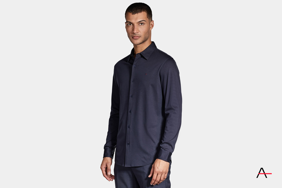 Homem usando camisa social azul escura