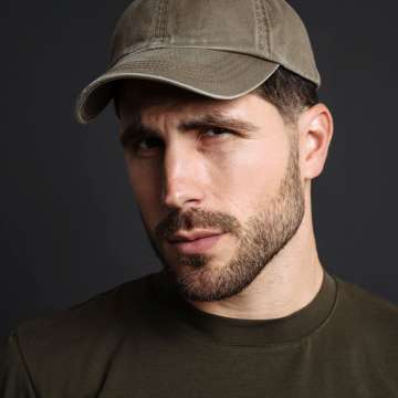 9 tipos de boné masculino essenciais para o seu estilo