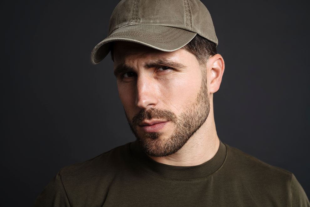 9 tipos de boné masculino essenciais para o seu estilo