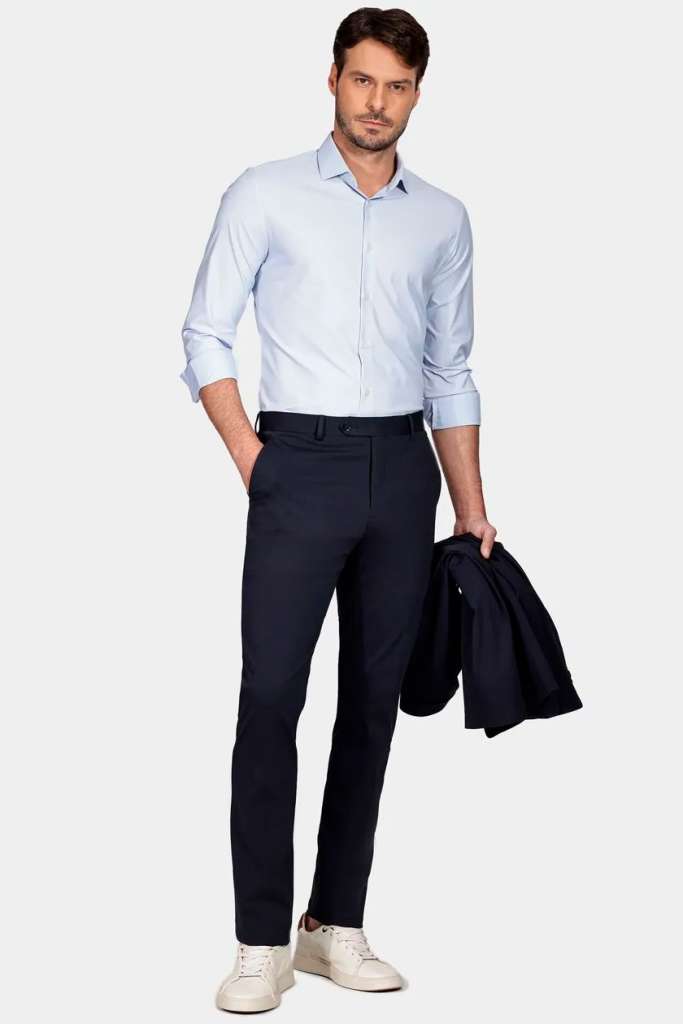 Homem com camisa azul clara e calça navy