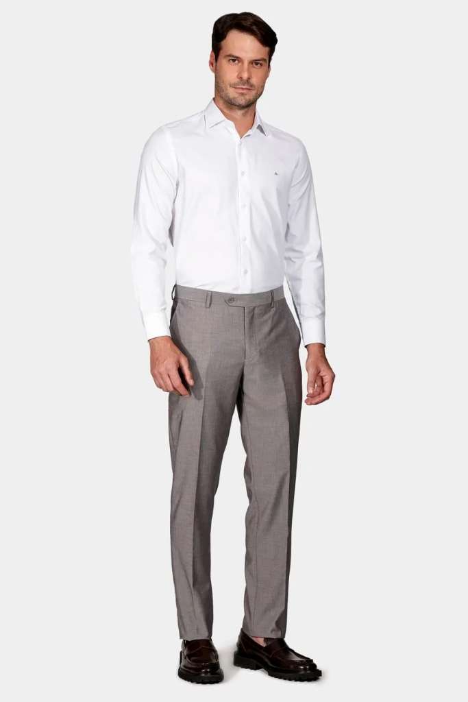 Homem usando camisa branca e calça cinza
