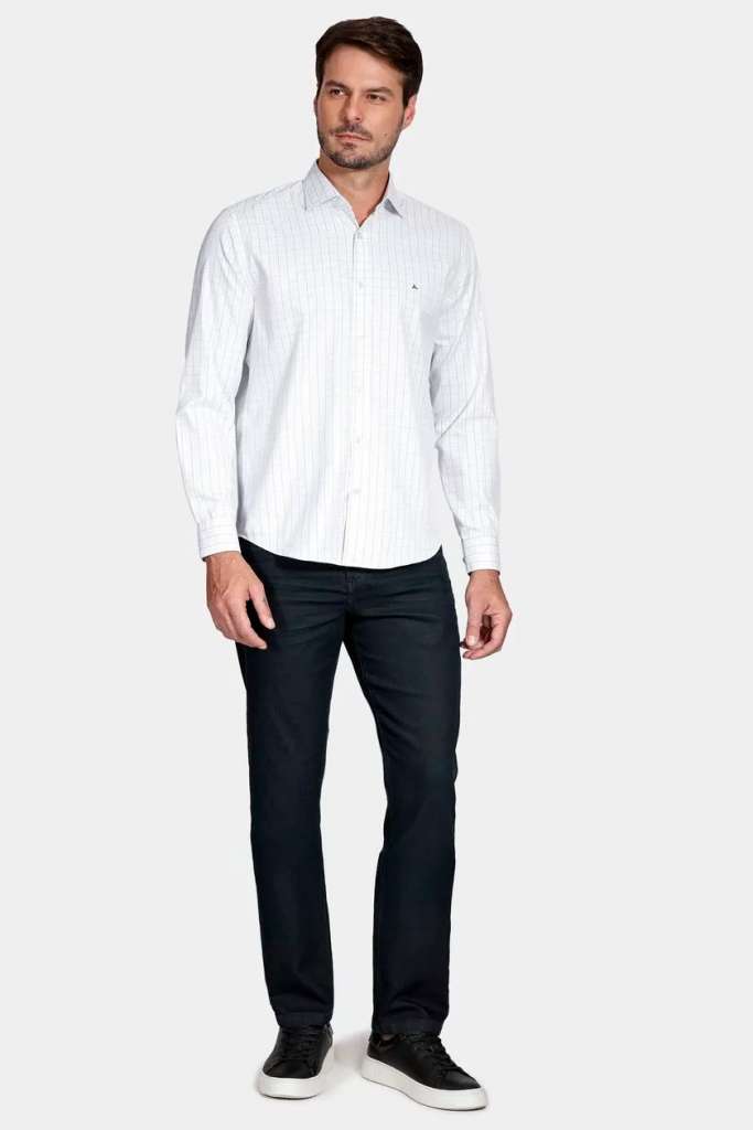 Homem usando camisa branca listrada e calça preta
