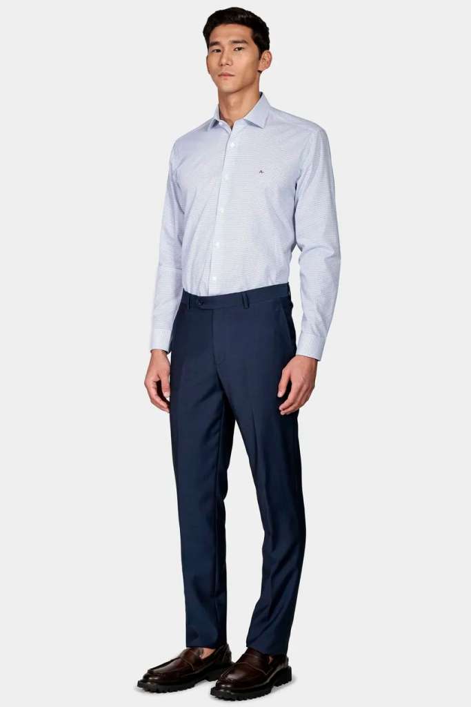 Homem vestido com camisa e calça azul marinho