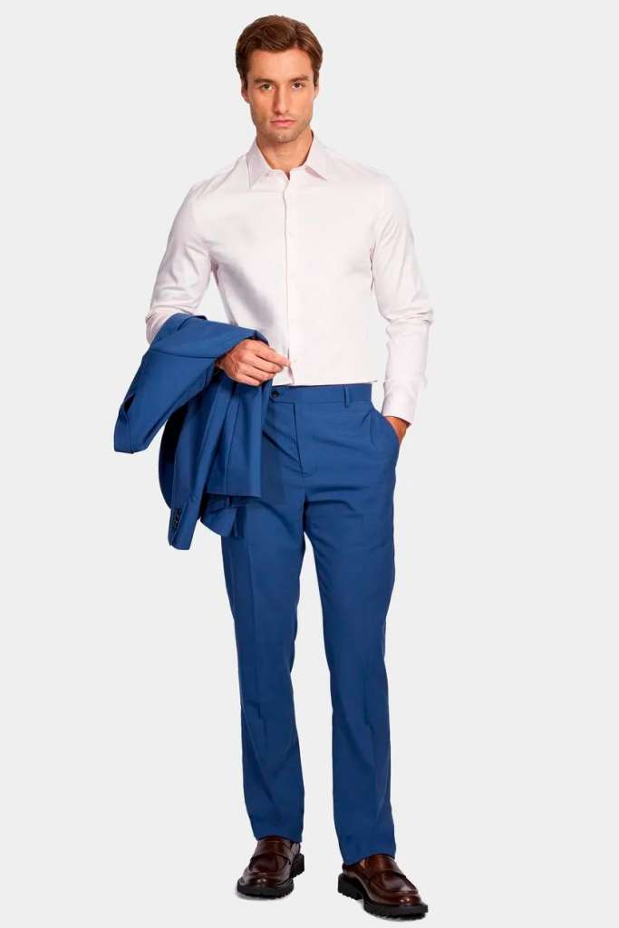 Homem vestido com camisa e terno azul.