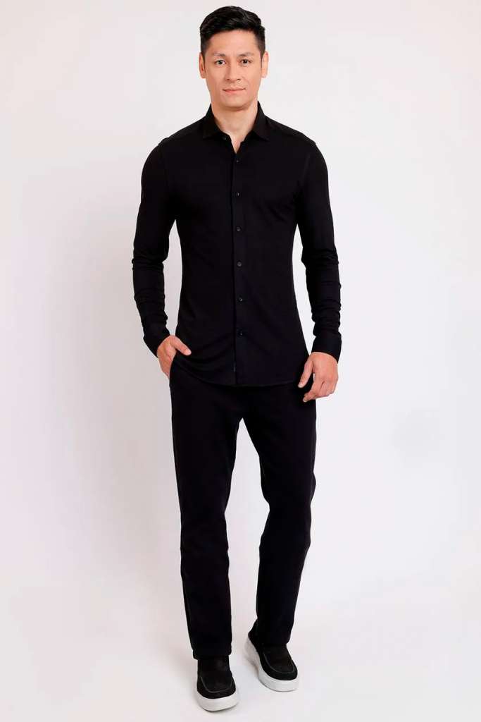 Homem vestido com camisa preta e calça preta
