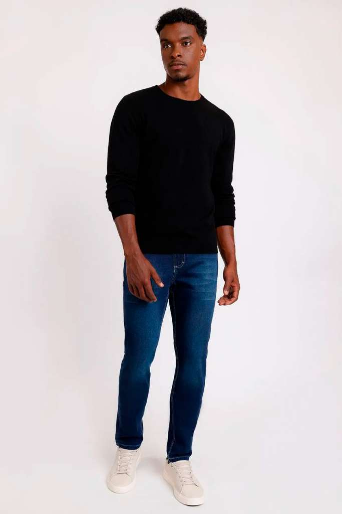 Homem vestido com camisa preta e jeans azuis