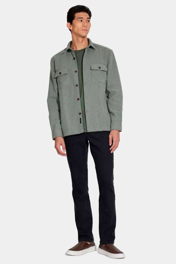 Homem usando camisa verde e calça preta