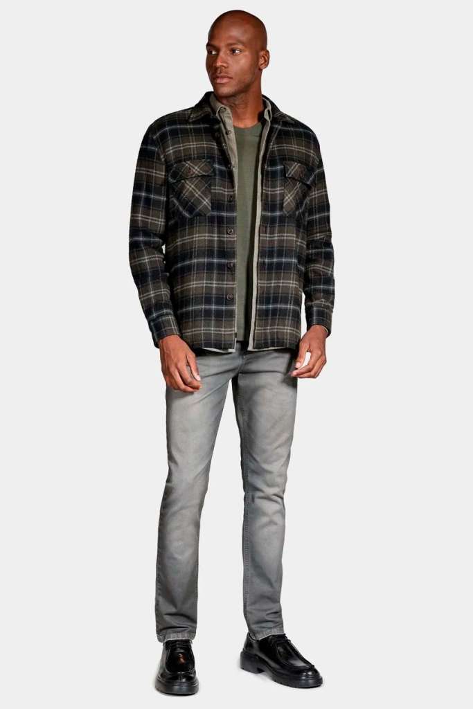 Homem vestindo camisa xadrez e calça cinza