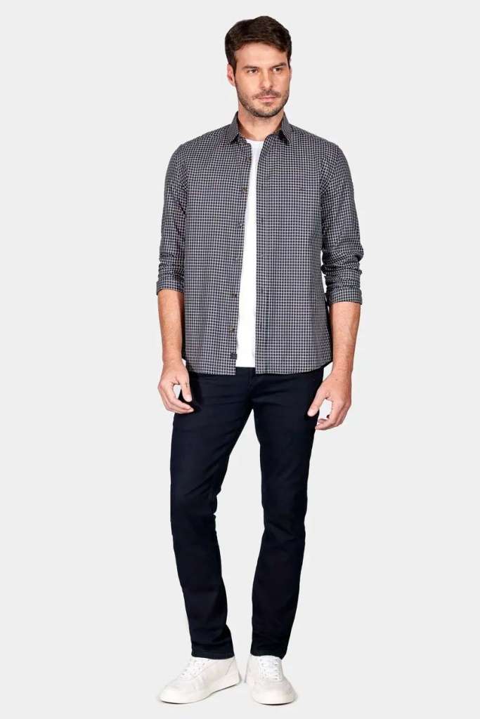 Homem usando camisa xadrez e calça escura