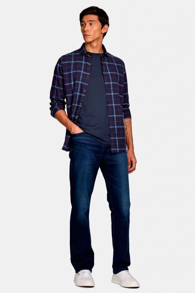Homem usando camisa xadrez e jeans