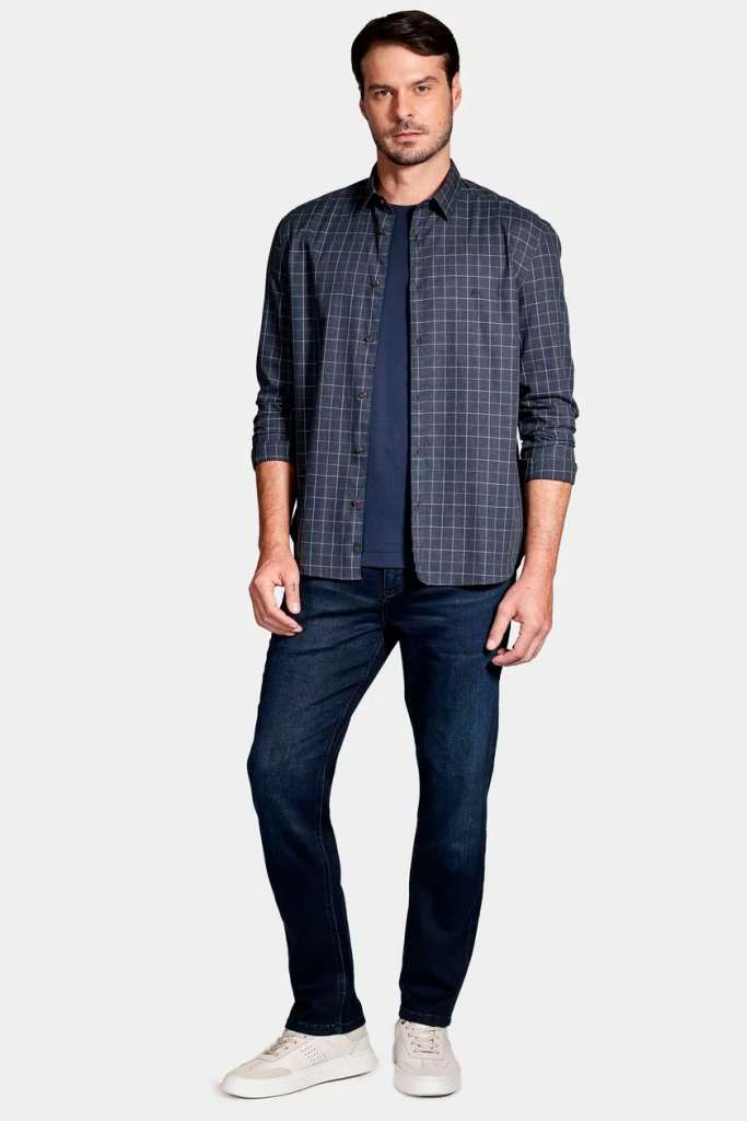 Homem vestindo camisa xadrez e jeans escuro