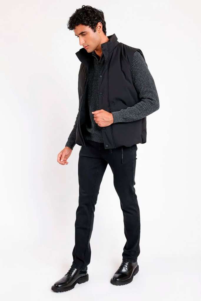 Homem usando colete preto e camisa cinza