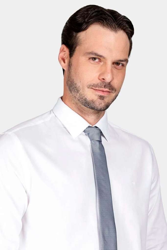 Homem de gravata em camisa branca sorrindo