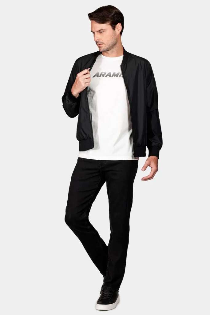 Homem usando jaqueta preta e camiseta branca