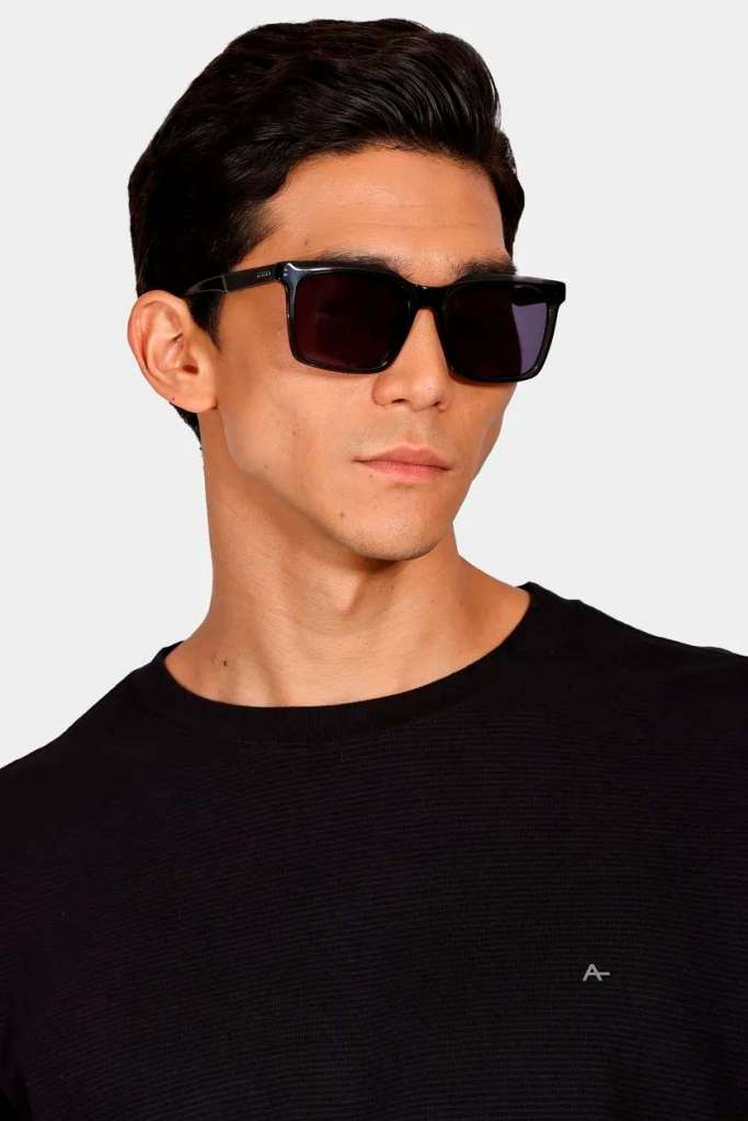 Homem usando óculos escuros elegantes