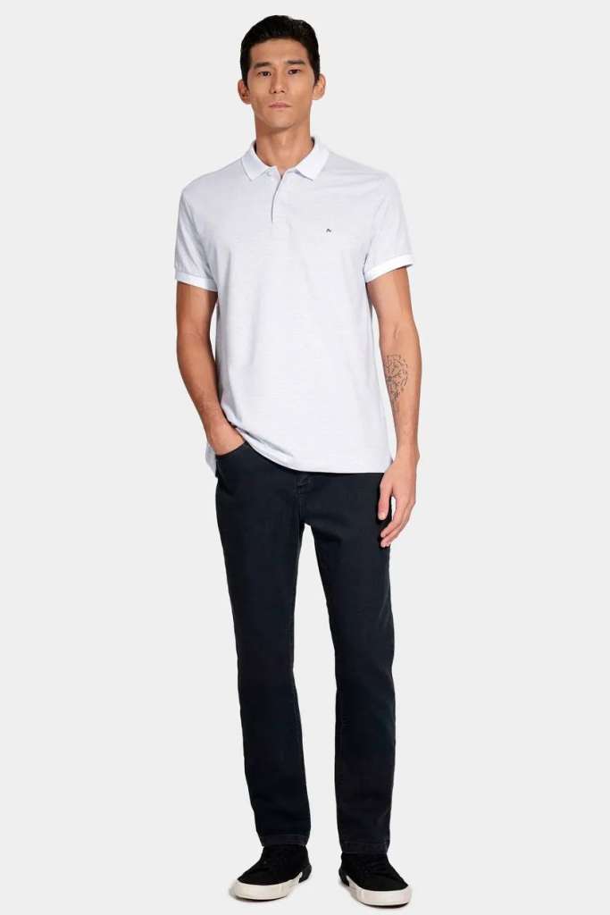 Homem vestido com polo branca e calça escura