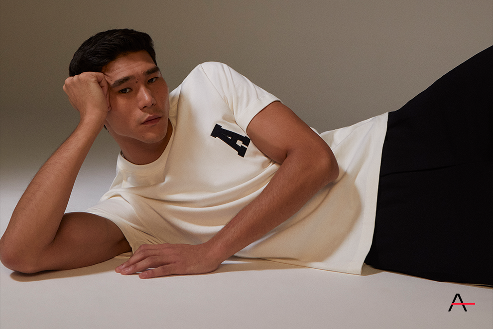 Modelo masculino posando com camiseta branca