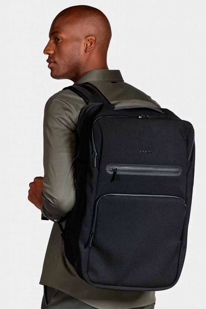 Homem usando mochila preta elegante.