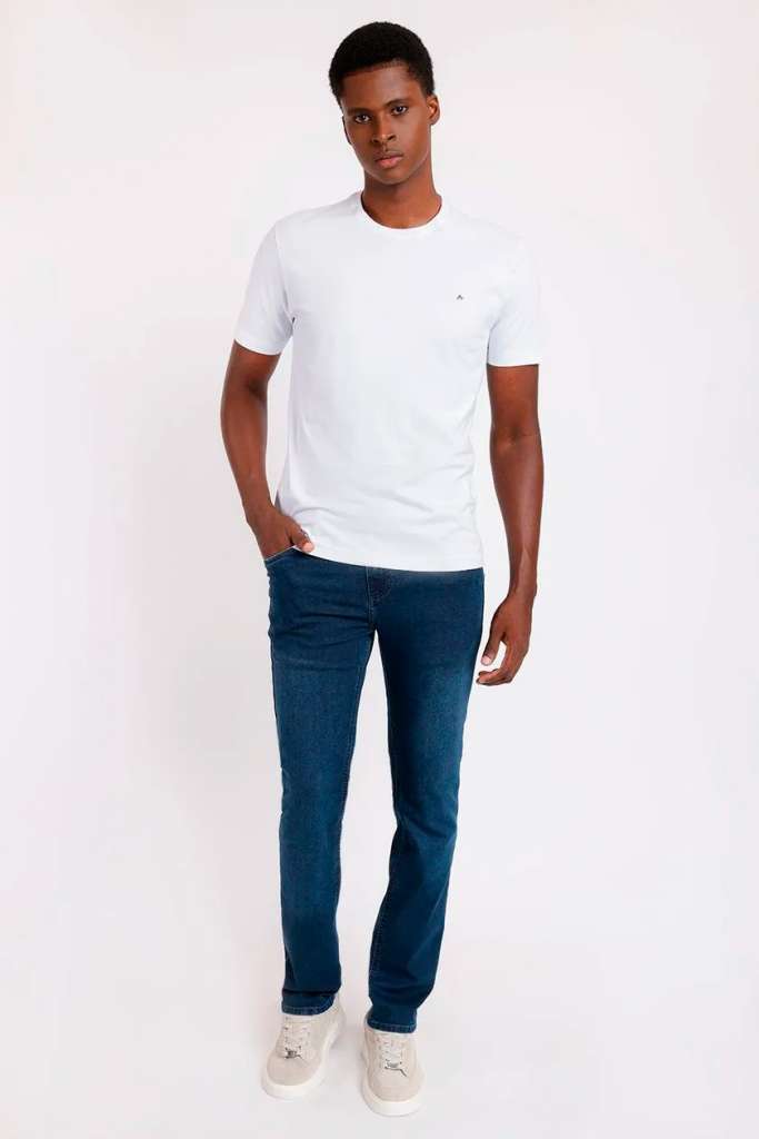 Modelo usando camiseta branca e jeans azul