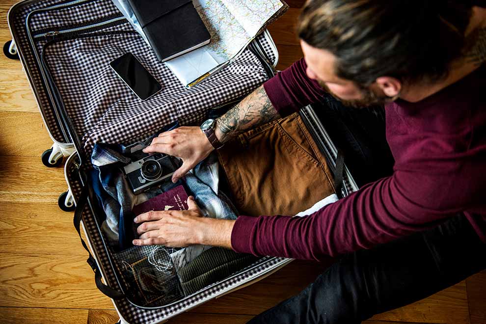 O que levar na mala de viagem: checklist essencial para homens!