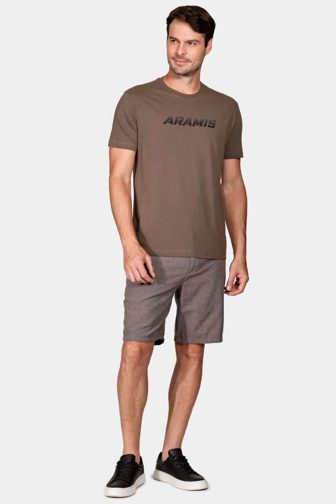 Homem usando camiseta Aramis e bermuda casual