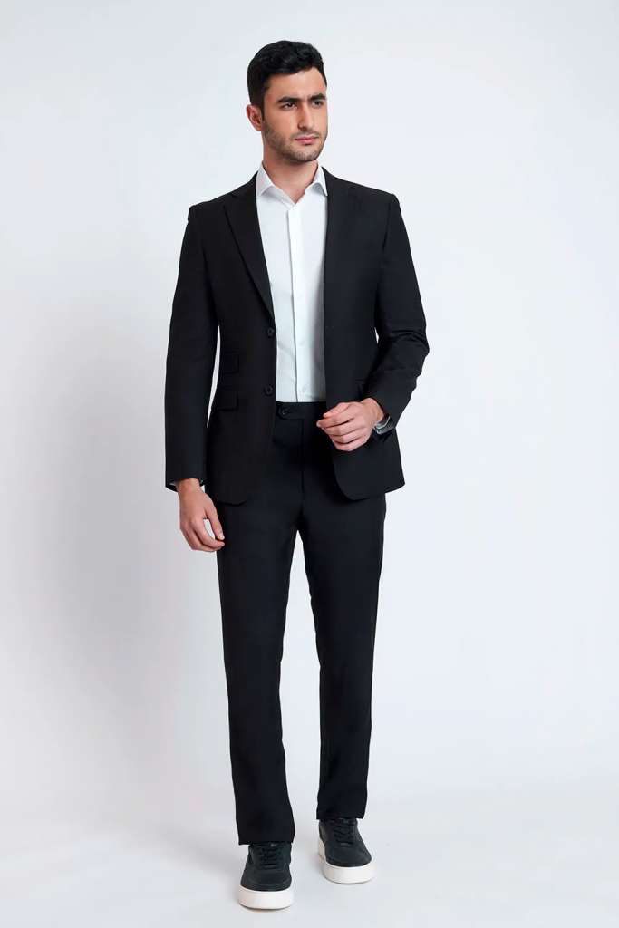 Homem vestido com terno preto e camiseta branca