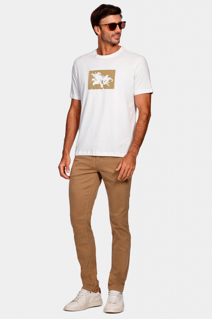 Homem vestindo camiseta branca e calça bege