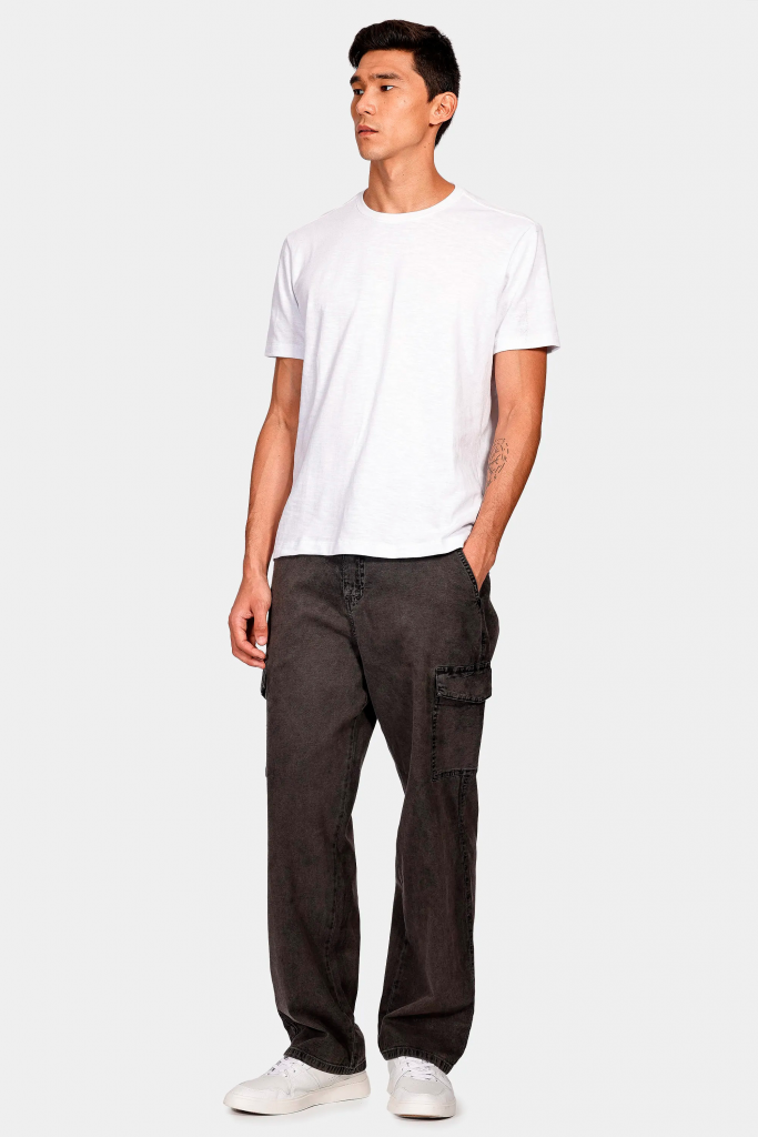 Homem usando camiseta branca e calça cargo preta.