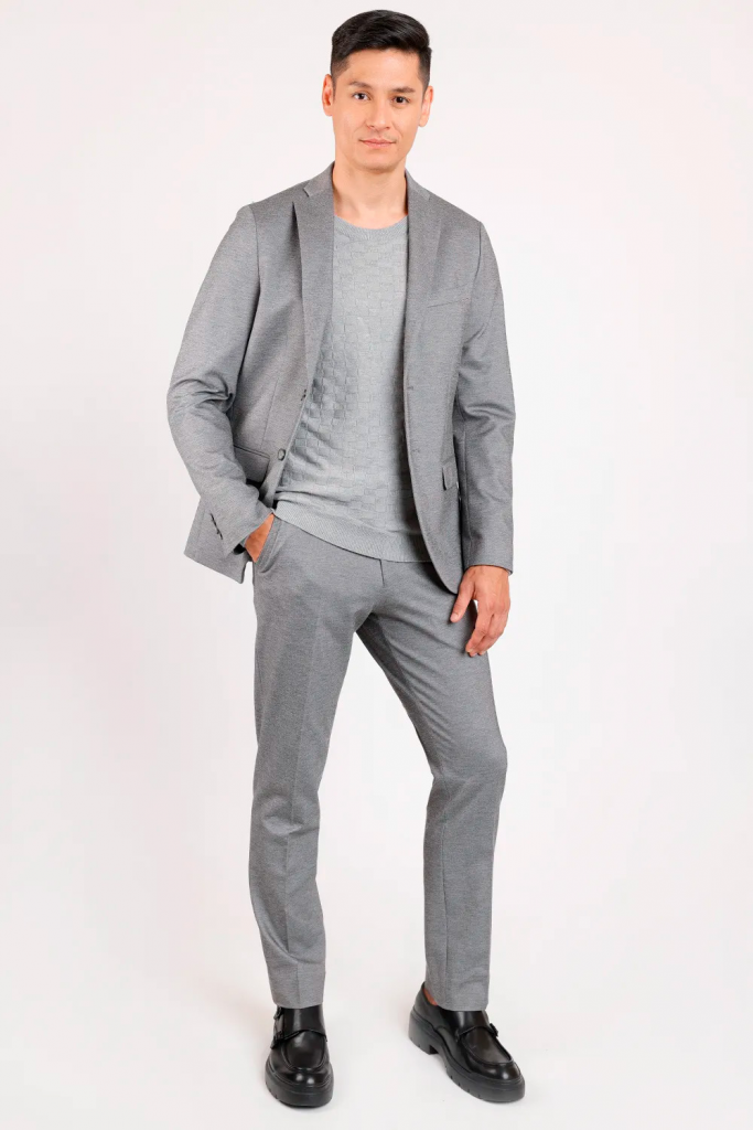 Homem usando terno cinza elegante e moderno.