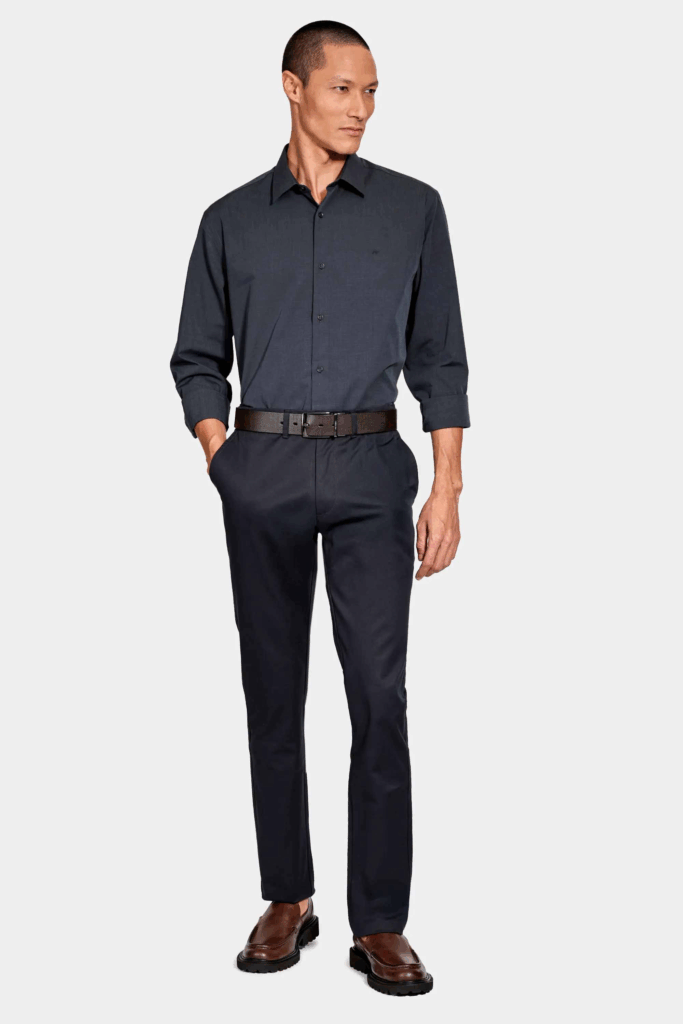 Homem vestindo camisa azul e calça preta