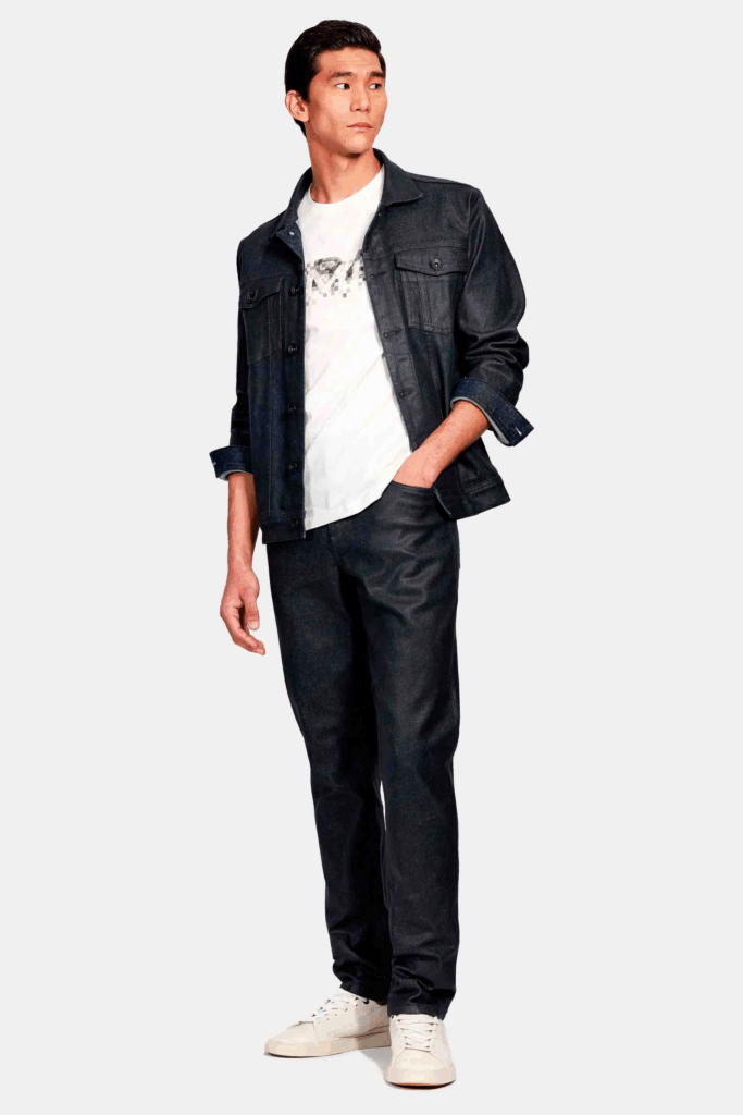 Modelo masculino com roupa casual em fundo branco