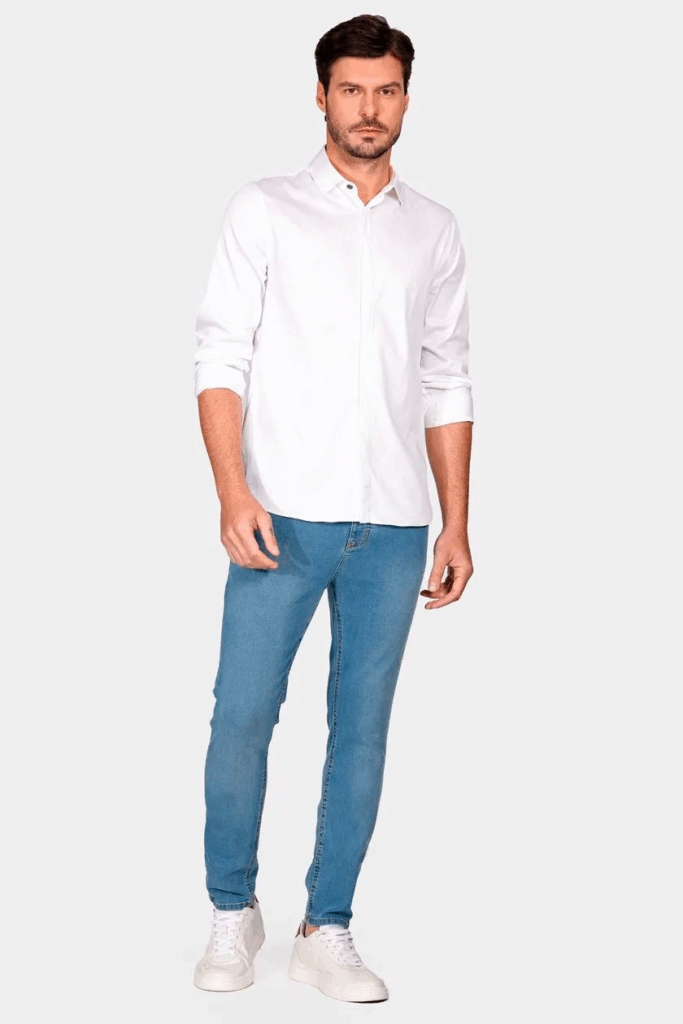 Homem vestindo camisa branca e jeans azuis