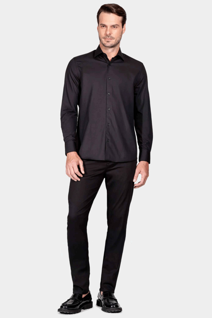 Homem com camisa preta e calça preta em fundo branco