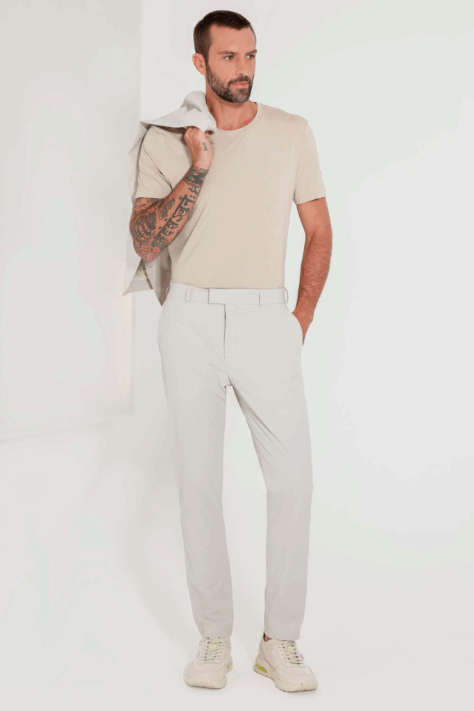 HOMEM COM CAMISETA BEGE E CALÇA CLARA
