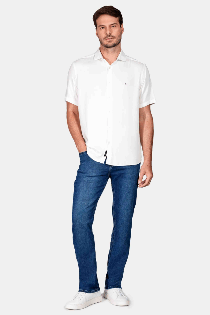 Homem vestindo camisa branca e jeans azul
