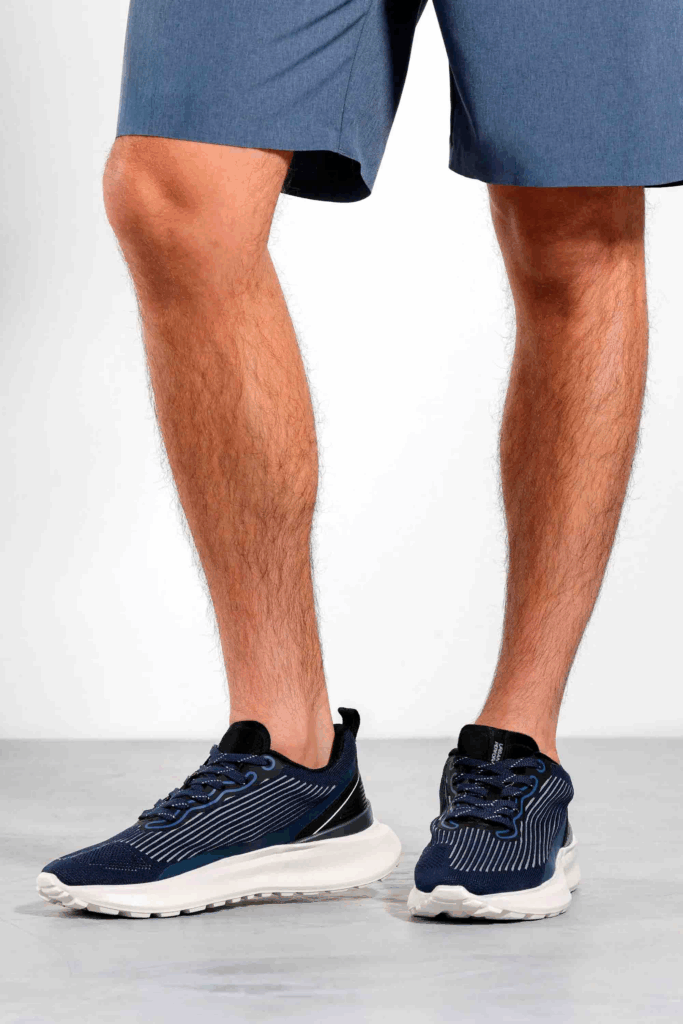 Tênis masculino em destaque com shorts azul