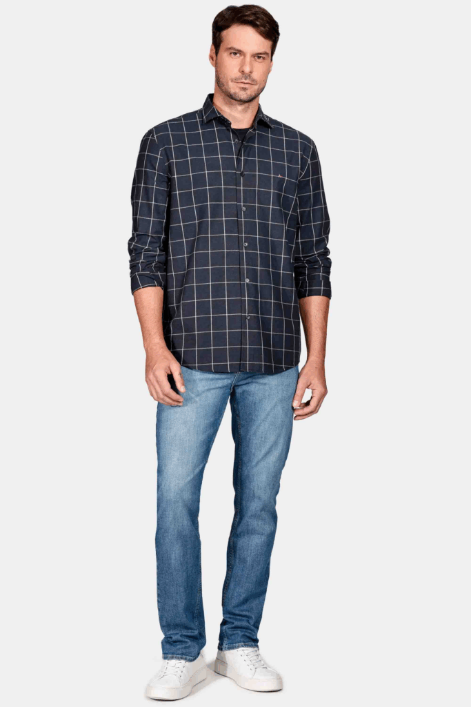Homem usando camisa xadrez e jeans claro