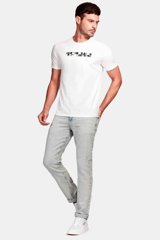 Homem usando camiseta branca e jeans claros