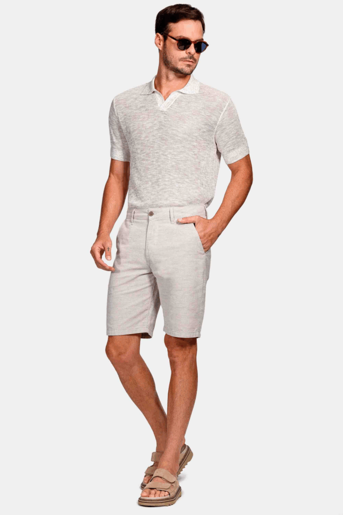 Homem vestindo camisa e bermuda em estilo casual