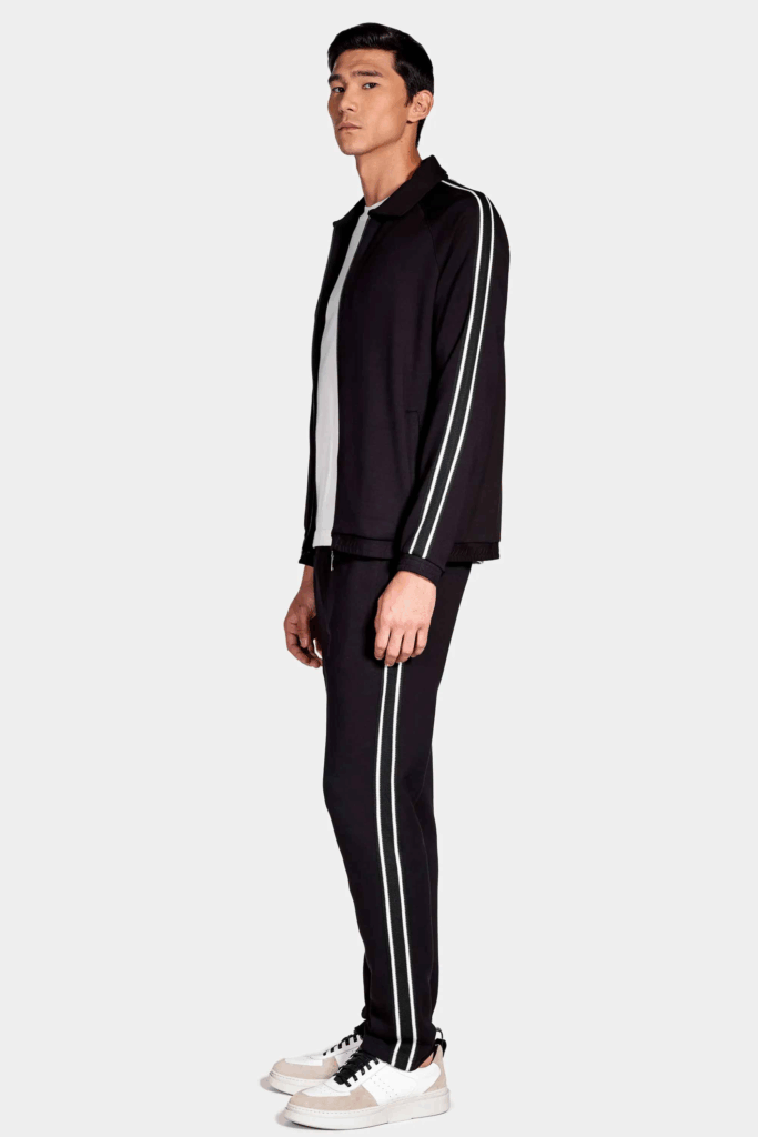 Homem em roupa esportiva preta com detalhes brancos